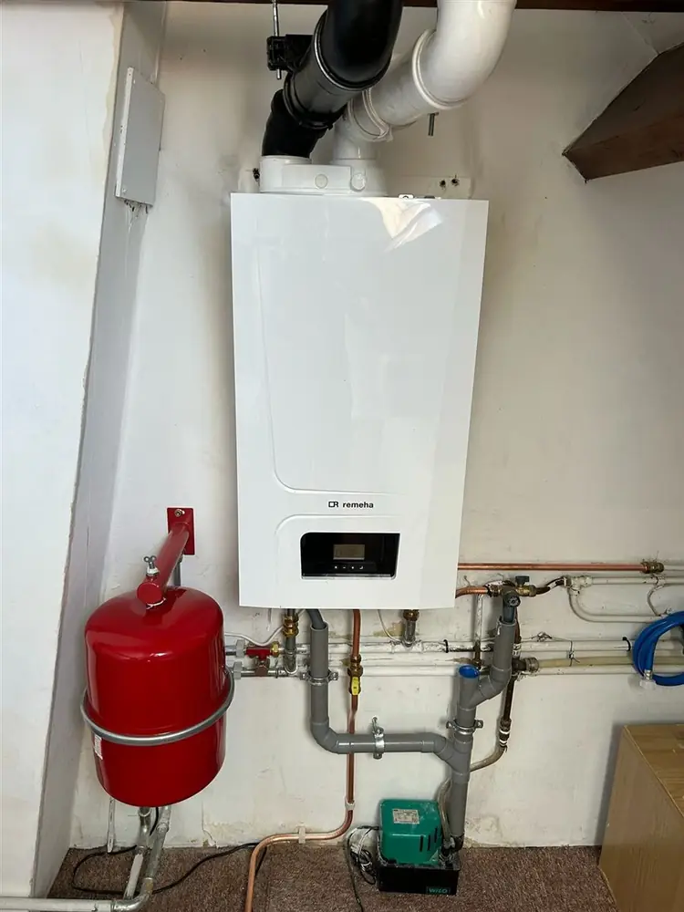 Installatiemonteur van degieter aan het werk aan een CV-installatie