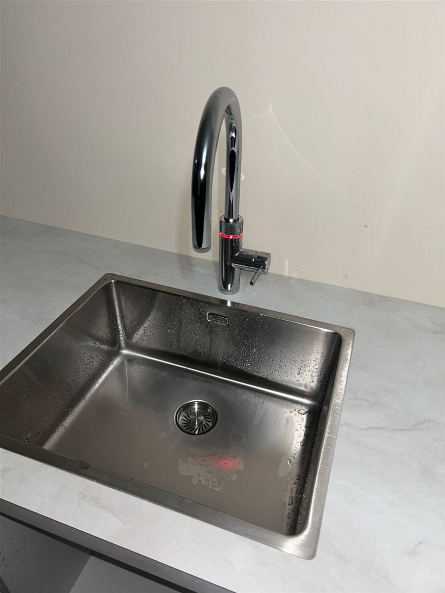 Nieuwe RVS spoelbak met designkraan geplaatst
