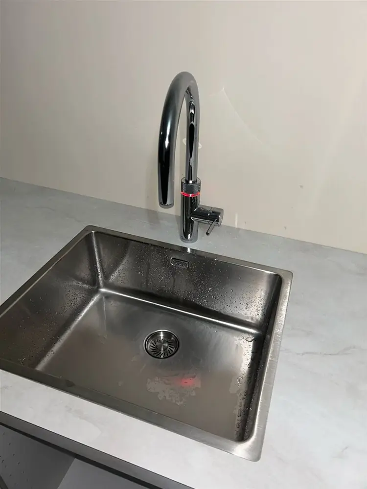 Nieuwe RVS spoelbak met designkraan geplaatst